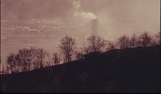 1973年4月，美国钢铁公司在宾夕法尼亚州克莱顿的焦化厂上空弥漫着污染。此前，该公司曾被指违反《清洁空气法》(Clean Air Act)。