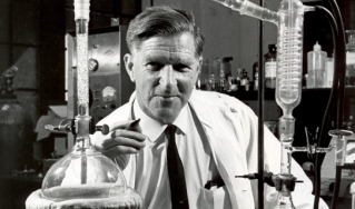 阿里·哈根斯密特和实验室设备，1961年