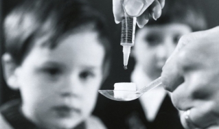 小儿麻痹症疫苗滴在糖块上给患儿。