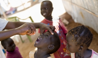 2014年，南苏丹的脊髓灰质炎疫苗接种。