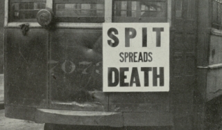 1918年的照片显示费城有轨电车上挂着“吐痰传播死亡”的标语