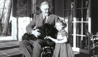 罗斯福坐在轮椅上的照片