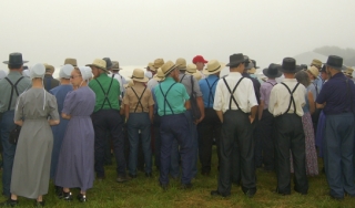 一群amish人站在领域