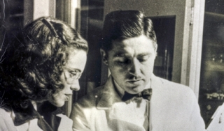 1948年，海伦和阿尔弗雷德·弗里在迈尔斯-艾姆斯研究实验室。弗雷斯夫妇在迈尔斯实验室(Miles Laboratories，现为拜耳)开发了第一个浸入读取试纸。