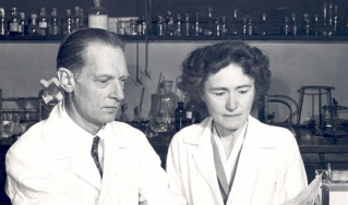 卡尔·f和格蒂·t·科尼在华盛顿大学的实验室里。