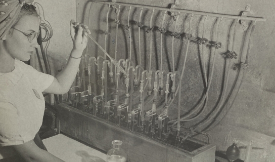 赫拉克勒斯霍普韦尔工厂实验室里的女人