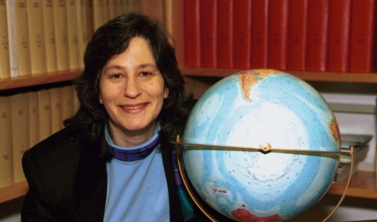 苏珊·所罗门在她位于科罗拉多州博尔德的NOAA办公室里，旁边是一个显示南极洲的地球仪。