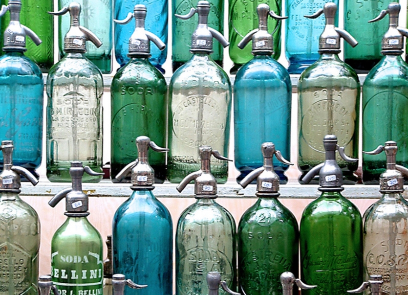 各种颜色的旧汽水喷瓶
