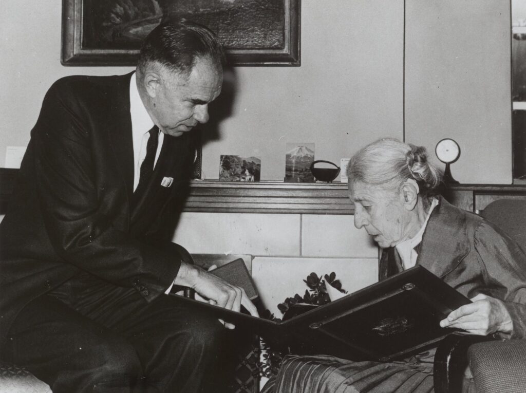 格伦TSeaborg向物理学家Lise Meitner颁发Enrico Fermi奖,1966年