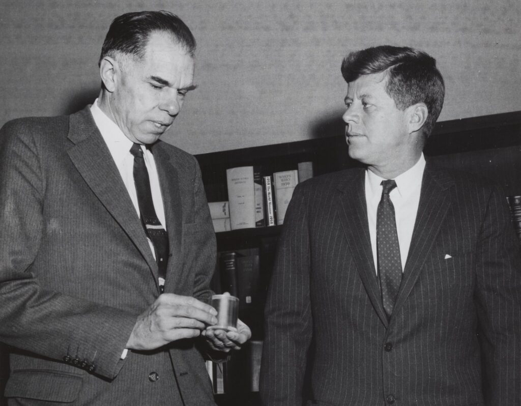 总统约翰F肯尼迪访问Glenn Seaborg原子能委员会,1961年