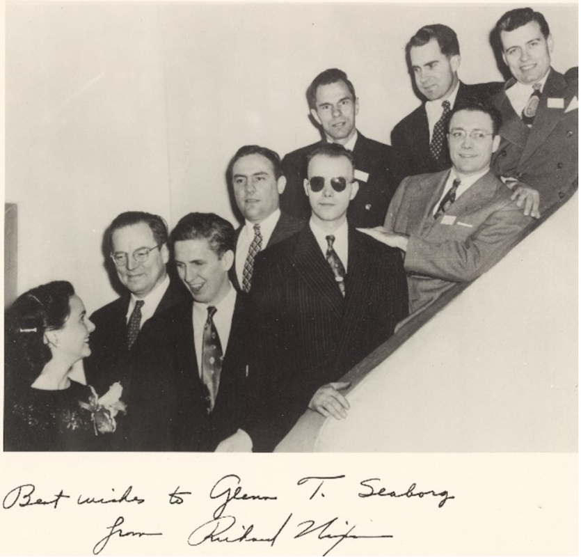 Barbara Walker(Miss America1947)和八名1947年杰出青年理查尼克松和Seaborg也是照片签名