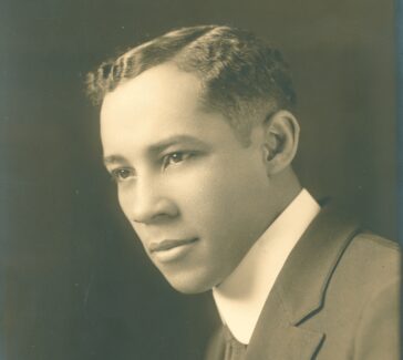 专业画像EM.A.钱德勒1930年看左肩穿西装