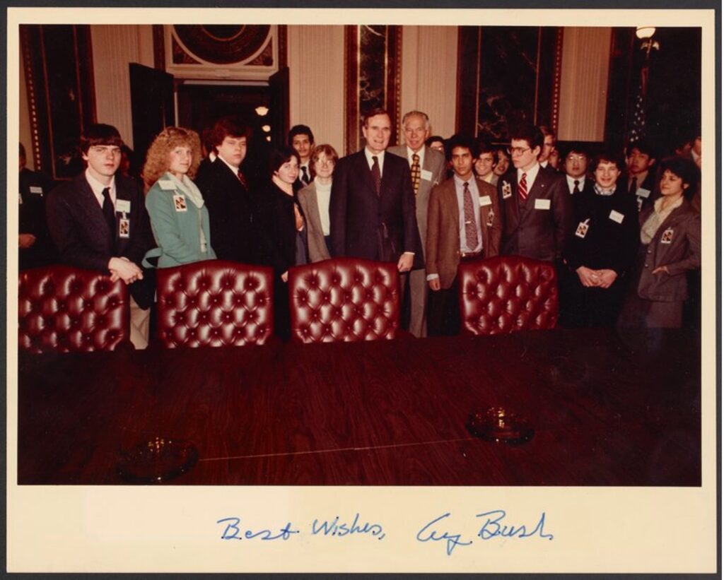 Glenn Seaborg与George Bush和不明身份组照片有色并签名