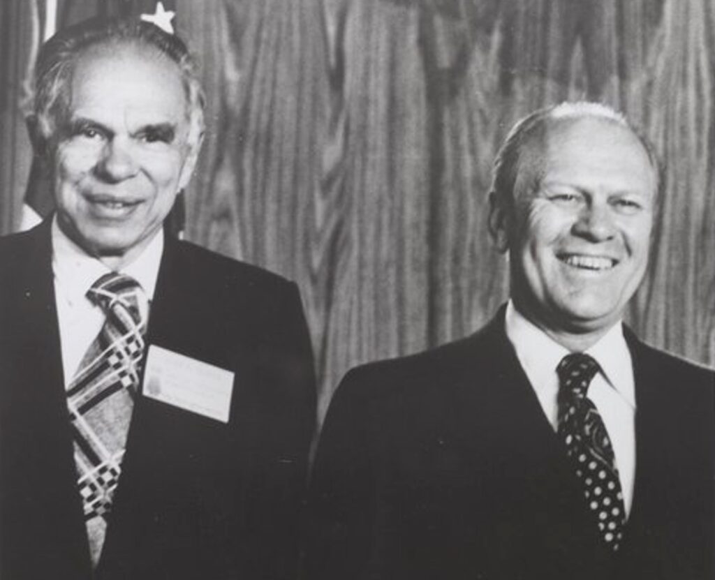 Glenn Seaborg和Gerald Ford总统站在一起笑