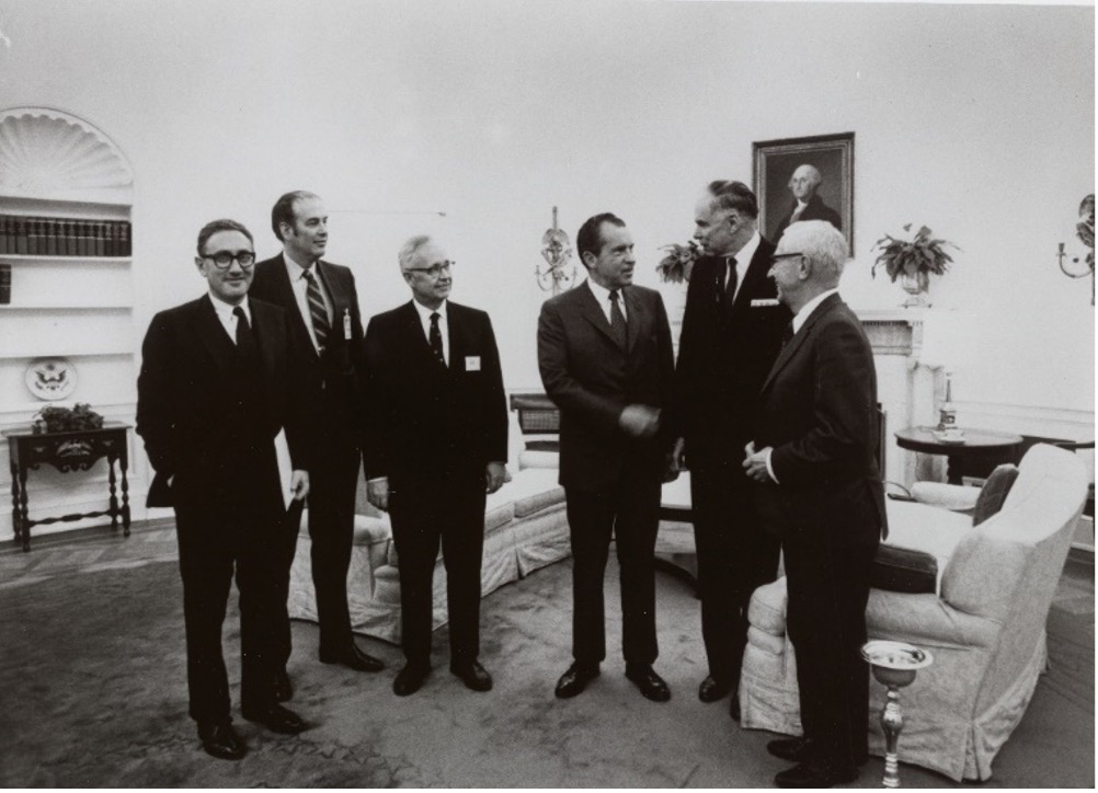 六名穿西装的人 包括Seaborg和NixcoGlenn Seaborg和理查尼克松握手