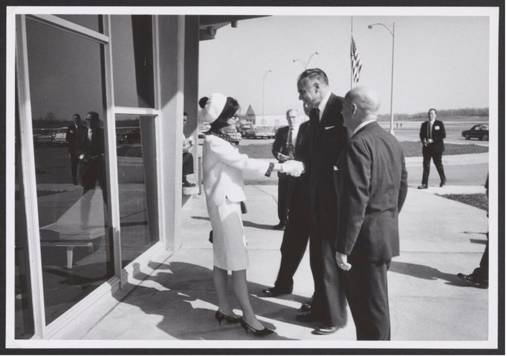 黑白照片Glenn Seaborg西装 第一夫人Jacqueline Kennedy穿西装的人站到旁边