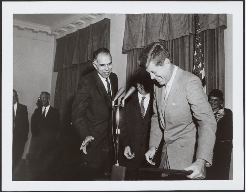 Glenn Seaborg总统和John F.Kennedy向Dr.Enrico Fermi提供AEC奖Hans Bethe1961年12月1日身穿西装的Seaborg扩展右手,而Kennedy则穿西装笑并站在讲台上配有2个麦克风