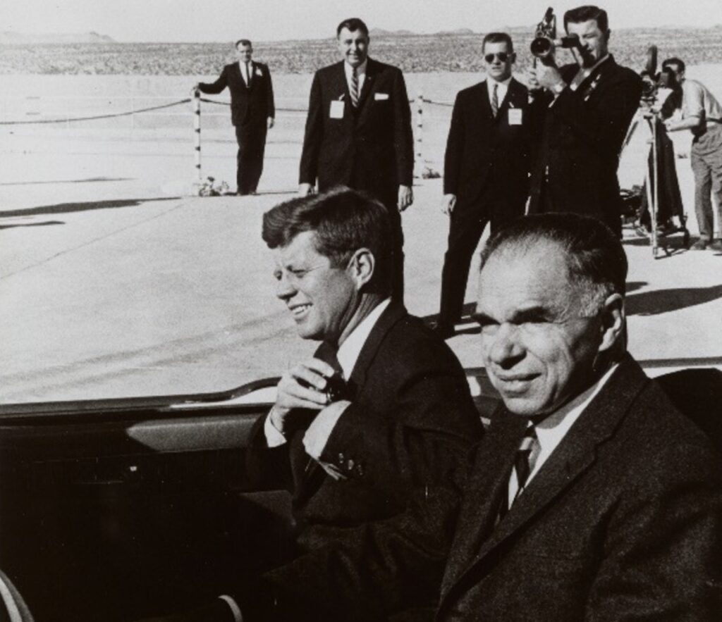 1961年内华达武器测试站Seaborg和Kennedy坐乘敞篷车穿西装