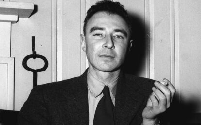 Robert Oppenheimer坐着吸烟画像