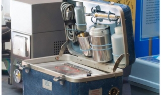 Millipore便携式水测试套件。学院收藏。照片由Conrad Erb
