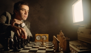 加里·卡斯帕罗夫在国际象棋中玩电脑