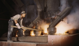 1942年，阿拉巴马州，肌肉浅滩，工人在处理一个用于制造元素磷的磷矿熔炉。