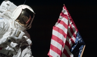 阿波罗17个宇航员尤金cernan与美国国旗