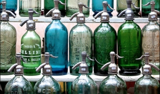 各种颜色的旧汽水喷瓶