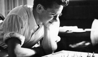 1940年，激光发明家戈登·古尔德下棋