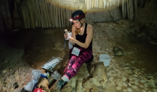 加布里埃拉·塞拉托·马克斯在一个山洞里做野外工作。