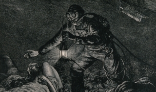 一名戴着呼吸器、举着灯笼的矿工在矿井里发现了窒息的矿工。木刻，约1900年。