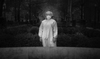 费城护士莎拉·科恩穿着她的个人防护装备