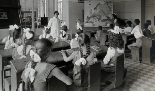 从1921年开始，孩子们在教室里学习地理。