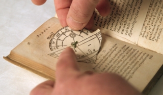 约翰内斯·德·萨克洛博斯科(Johannes de Sacrobosco)的天文学教科书《世界之球》(de Sphaera Mundi)的特写。