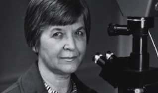 斯蒂芬妮·克劳莱克在偏光显微镜前。