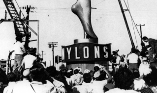 一条巨大的腿，35英尺高，是洛杉矶地区的尼龙广告。
