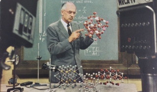 一个人举起了一个晶体分子结构的模型。