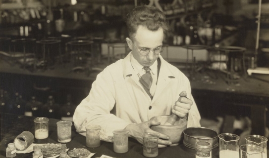 C.C.丹尼斯在迪尔伯恩实验室使用研钵和杵