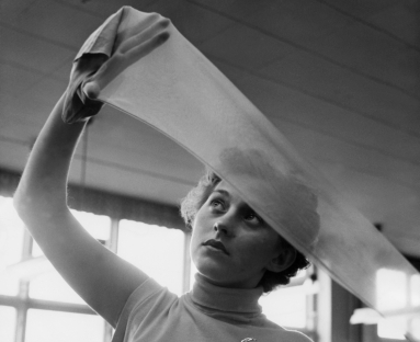 1954年，瑞典工人在检查尼龙袜