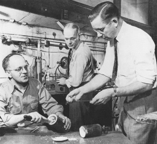 重现1938年发现的特氟龙。从左到右:杰克·瑞博克，罗伯特·麦克查内斯和罗伊·普伦基特。