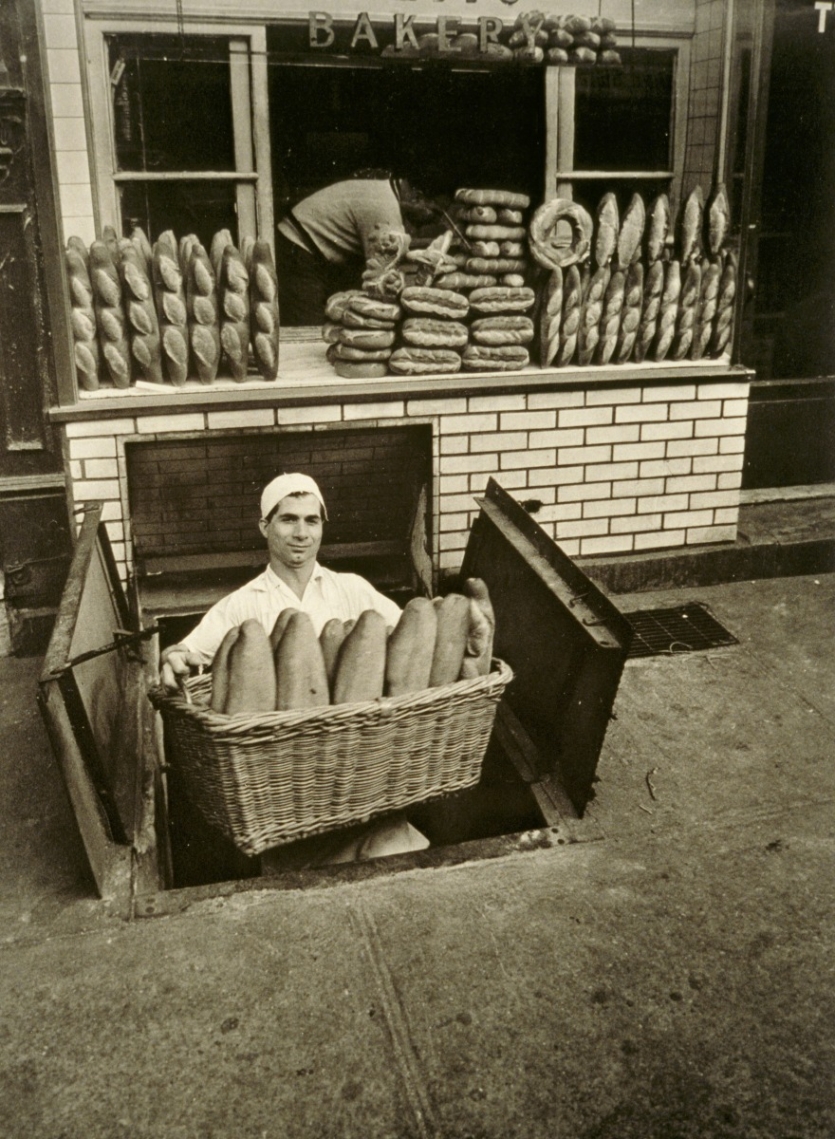 面包店门前的黑白照片