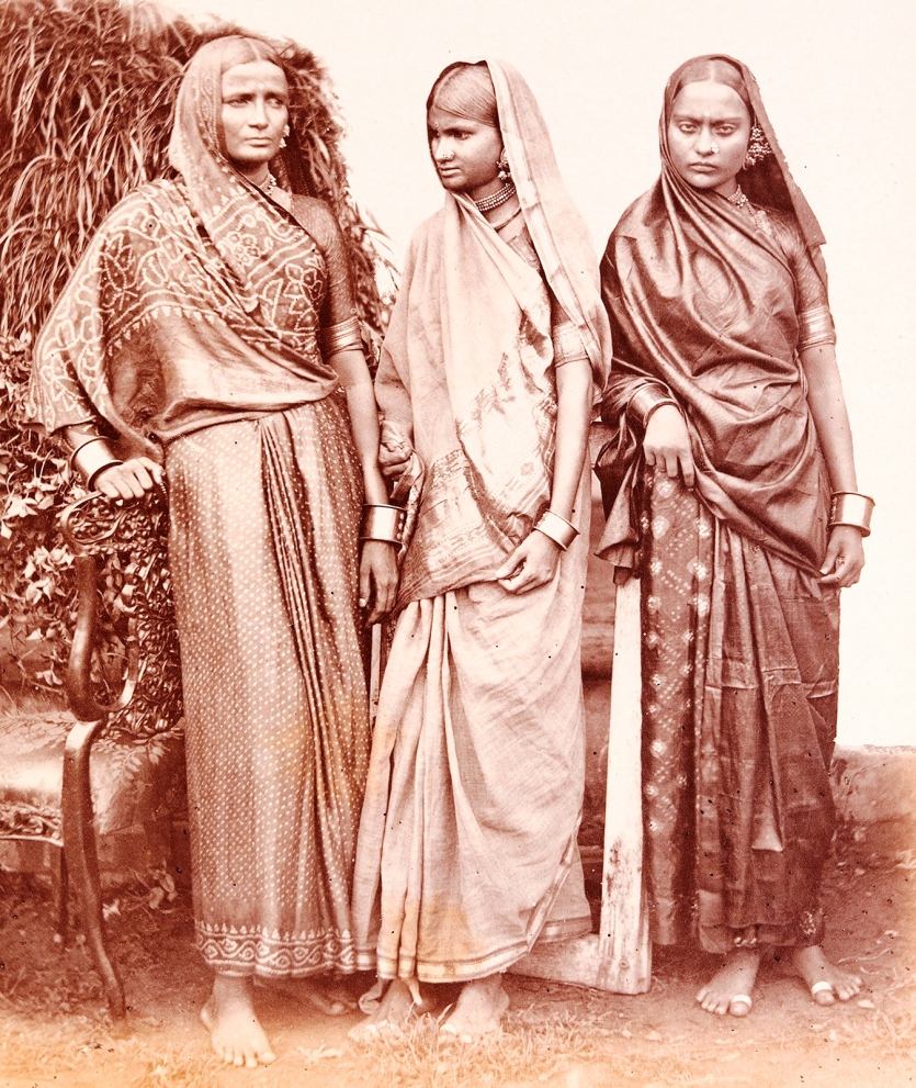 三名女性穿着纱丽的黑白照片