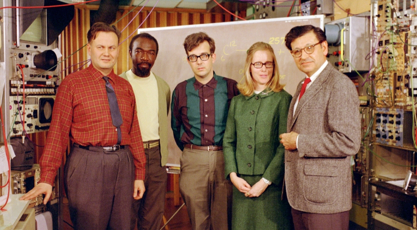 五个人在实验室里摆姿势的彩色照片