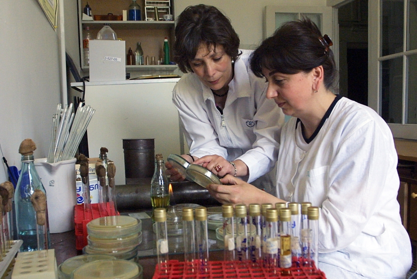 两名研究人员在医学实验室的照片