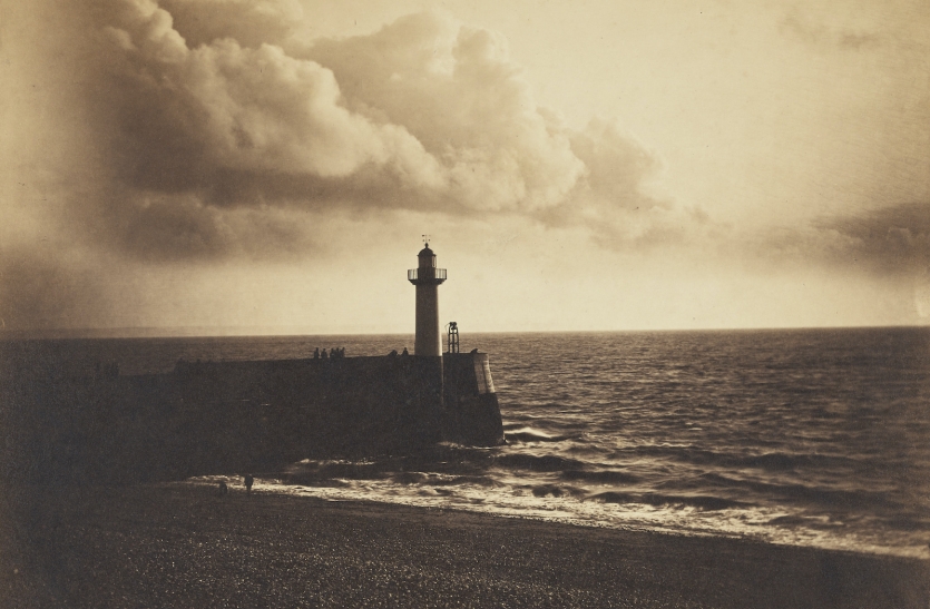 灯塔和大海的黑白照片