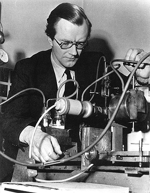 1954年，莫里斯·威尔金斯用x射线晶体仪。