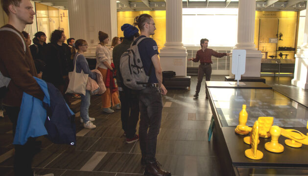 学生聚在一起带人参观博物馆
