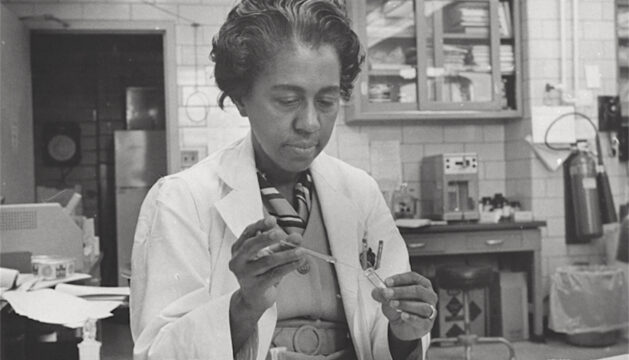Marie Maynard Daly在1960年Circa实验室工作