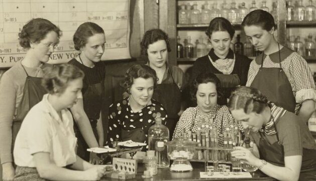 一组妇女站到实验表后台